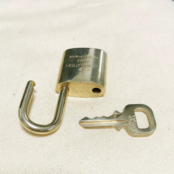 authenticity guaranteed LOUIS VUITTON LV 10 SET PADLOCK KEY BAG CHARM - Picture 3 of 4